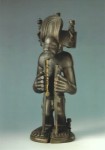 Afrika; Figur des Kulturheros , Holz, Baumwolle, Haar, Glas