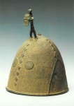 Afrika; Helm mit bekrönender menschlicher Figur, Bronze