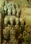 Chinesisch ; Tonsoldaten und Pferde in Schlachtordnung