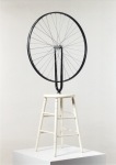 Duchamp Marcel; Roue de Bicyclette , 1913/1964 - Holzhocker, Fahrradgabel und -rad
